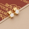 Gouden bloem oorringen met witte zirkonia accenten op een elegante geschenkdoos - Bloemvorm / Goud
