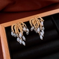Detail von vergoldeten Vintage-Ohrringen mit strahlenden Linien und kleinen weißen Perlen - S925 Silbernadel 18K Vergoldet Gold