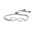 Verstelbare roestvrijstalen armband met oneindigheidsteken en holle hartdetails op wit - Oneindigheid Hart / Zilver