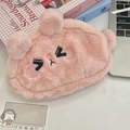 Dettaglio dell'astuccio in peluche rosa con viso ricamato e morbide orecchie in 3D - Coniglio Rosa