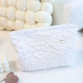 Trousse à maquillage nuage blanche avec texture plissée et étiquette pour cosmétiques - Blanc