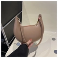 Détail du sac croissant beige avec fermeture éclair dorée et texture en cuir lisse - Kaki
