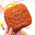 Gros plan sur la pochette en peluche marron avec broderie d'ours ange et fermeture éclair - 14*14cm / Marron (Broderie Ours)