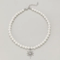 Dettaglio della collana di perle bianche con ciondolo a stella d'argento e zircone - Stile Perla Stella / Bianco