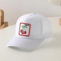 Detail einer weißen Mesh-Trucker-Cap mit roter Kirschstickerei auf einem weißen Tisch - Weiß