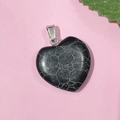 Pendentif cœur en pierre naturelle noire avec texture marbrée et fermoir argenté - 24-Turquoise Noire