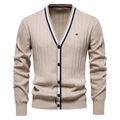 Detail van gebreid vest met V-hals, contrasterende bies en textuur in beige - XL / Abrikoos