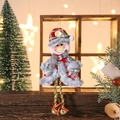Decorazione natalizia pupazzo di neve con cappello scozzese e campanelli su sfondo festivo - Pupazzo di Neve