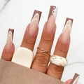 Lange Coffin Fake Nails mit braun-beigem Yin-Yang Muster auf Marmorhintergrund - Französisch Yin Yang Wellenlinie Langes Sarg-Design(JP1438)