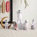 Set di quattro figurine di astronauti d'argento con mini skateboard per scrivania - Set da 4 Pezzi Argento + Skateboard