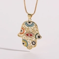Goldene Hamsa-Hand-Halskette mit buntem Emaille-Auge und funkelnden Zirkonia-Steinen - Rot