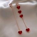 Detalle de pendientes asimétricos con corazones dorados sobre tela de raso gris - Rojo (Poste de plata para pendientes)