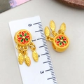 Ciondolo gatto portafortuna dorato con fiori in smalto arancione e piume e righello - Distanziatore Acchiappasogni Arancione
