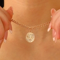 Collier médaille dorée vintage avec pendentif lion et étoiles sur chaîne gourmette femme - Pendentif Petite Pièce Lion Doré (11956)