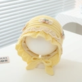 Détail d'un bonnet de bébé jaune tricoté avec dentelle et applique cerise rose mignonne - 6 mois - 2 ans / Jaune