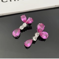 Boucles d'oreilles en cristal rose avec monture argentée sur surface réfléchissante - Boucles d'Oreilles Queue de Poisson Rose Rouge
