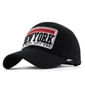 Casquette de baseball en coton noir classique avec écusson brodé New York rétro vue sous un angle de 45° - Réglable / Noir