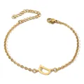 Dettaglio del bracciale con lettera D placcato in oro 18K e chiusura a moschettone regolabile - Lettera D