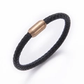 Dettaglio di un bracciale in pelle nera intrecciata con chiusura magnetica in metallo - Chiusura in Metallo Bronzo Antico