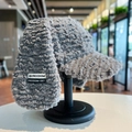 Dettaglio del berretto grigio peluche con orecchie da coniglio ed etichetta in tessuto - M / Grigio