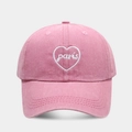 Dettaglio del cappellino rosa in cotone lavato con cuore bianco e ricamo Paris - Regolabile / Rosa