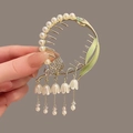 Dettaglio del fermaglio dorato con farfalla di perle e nappine di mughetto pendenti - F0387 Mughetto Oro