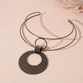 Vista detallada del collar doble de metal gris con un gran colgante de disco tejido - Color gunmetal