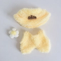 Hellgelbes Plüsch-Puppenkleidungsset mit Mütze und weißer Blume für 17cm Puppen - Gelber Fischerhut, Einteiler & Blumenclip Set / Passend für 17cm Puppen