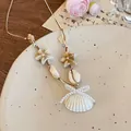 Detalle del collar de concha estilo playero con lazo de perlas en plato cerámico - 3# Collar-Blanco-Café (Concha Grande Lazo Cordón de Cuero)