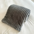 Coperta spessa grigio tinta unita in finta pelliccia di coniglio con trama a righe - Costine Grigio