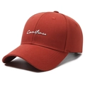 Berretto da baseball in cotone rosso ruggine con ricamo Constance bianco in vista laterale - Regolabile / Rosso Arancio