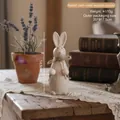 Statuina minimalista a forma di coniglio in legno con fiocco di spago e trama intagliata - Coniglio invecchiato singolo - Con perline di legno