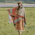 Ethnisches geometrisches Muster XXL-Schal in Rot und Blau, weicher Kaschmir-ähnlicher Poncho - Totem Orange