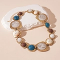 Détail d'un collier doré vintage avec pierres en résine colorées sur socle en pierre - Collier d'épissage géométrique (Collier-Collier)