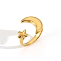 Anello aperto in acciaio inossidabile dorato con luna e stella per donna su sfondo bianco - Stile Stella e Luna Dorata (TR4430-G)