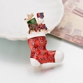 Dettaglio della spilla a calza di Natale con schiaccianoci e scatola regalo su piatto - Z353 Calza Regalo