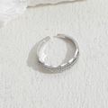 Anello regolabile in argento con zirconi scintillanti dal design geometrico a onde - Stile Zirconia Tre Strati - Argento
