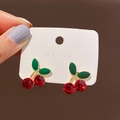Dettaglio degli orecchini a ciliegia con strass rossi e foglie in smalto verde - Orecchini a Bottone a Ciliegia Con Strass
