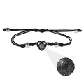Dettaglio della pietra di proiezione a cuore con Ti Amo in 100 lingue su bracciale - Cuore / Nero