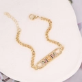 Detalle de placa MOM dorada con circonitas arcoíris en pulsera de cadena de eslabones - Placa de Corazón MOM Día de la Madre (5#)