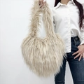 Elegante borsa a tracolla a cuore in pelliccia sintetica beige con cinturino lungo - Cachi