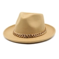 Dettaglio cappello Fedora in lana cammello con catena dorata spessa su sfondo bianco - M (56-58cm) / Cammello