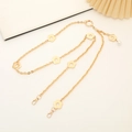 Elegante tracolla a catena dorata con ciondoli a fiori traforati e dettaglio perla - Stile Tracolla Fiore di Prugno / Oro