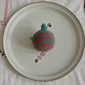 Bola de Navidad de punto a rayas rojas y verdes sobre un plato de porcelana blanca - Bola de peluche de 5 cm 02 (1 unidad)