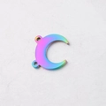 Macro-opname van regenboog maan hanger van titanium staal met dubbele ophangringen - Regenboog