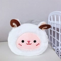 Detalle del monedero de oveja de peluche con bordado y textura suave en blanco - Oveja