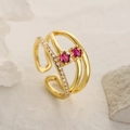 Anillo geométrico dorado multicapa con circonitas blancas y dos rubíes rojos - Estilo abierto de tres capas (13317) / Rojo