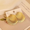 Polierte goldene Edelstahl Ohrstecker im Muschel-Design, minimalistisch und geometrisch - Gold Jakobsmuschel (30)