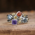 Anillo con gemas coloridas y piedras de múltiples formas sobre fondo de madera natural - US 5 / Oro blanco