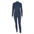 Detail des grauen Catsuits mit Frontreißverschluss, Stehkragen und sportlichem Design - S / Schwarz